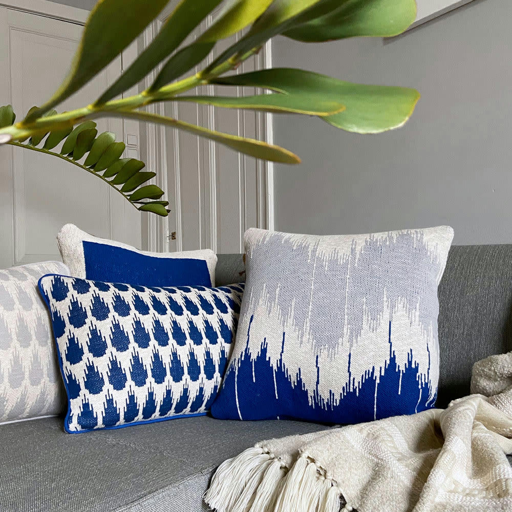 VAGUE - Coussin vague tricoté bleu 50x50