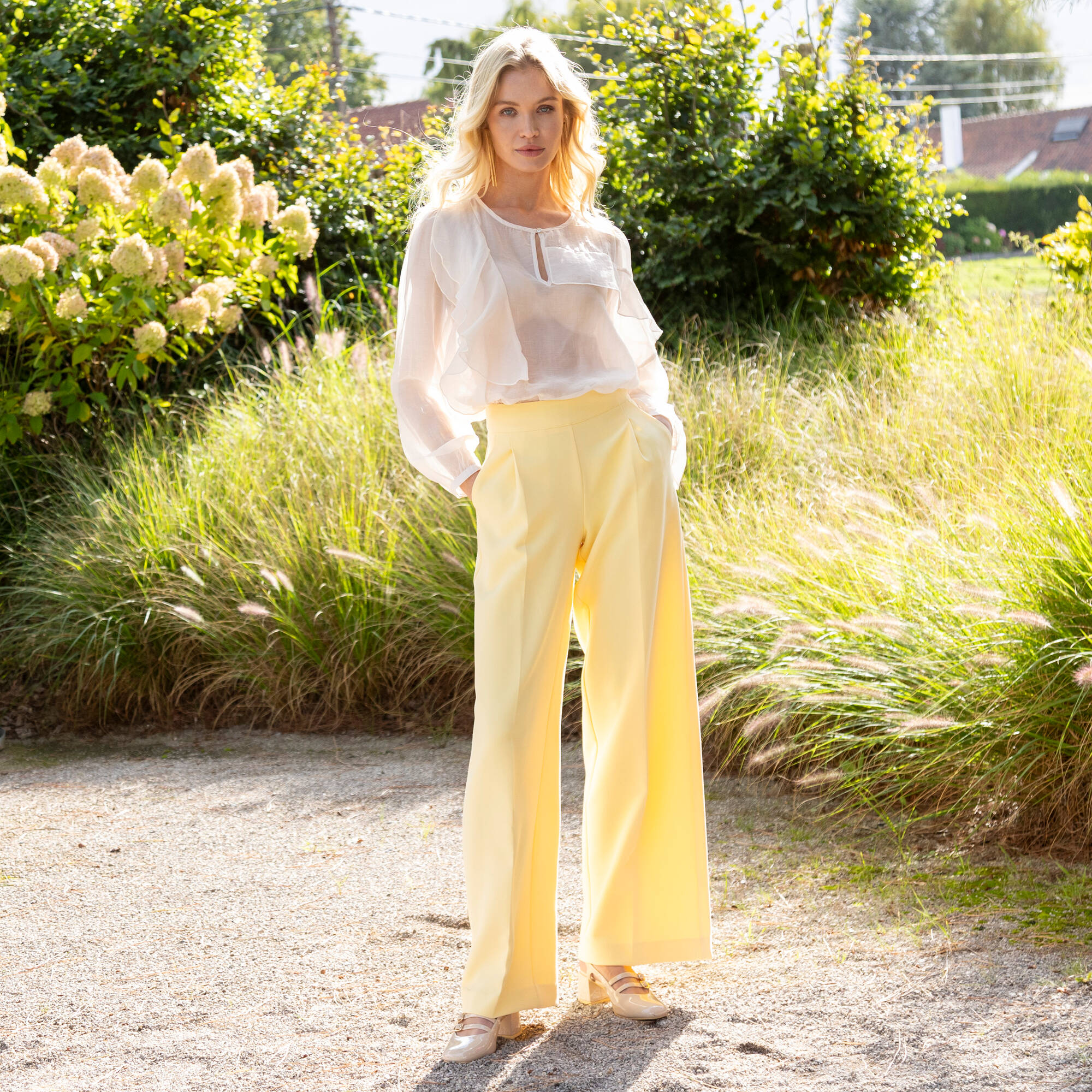 Blouse fluide à volants asymétriques, unie