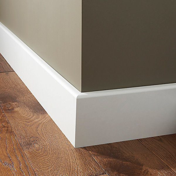 Couvre-plinthe MDF Blanc GoodHome 220 x 13,8 cm Décor 10 (vendue à la pièce)