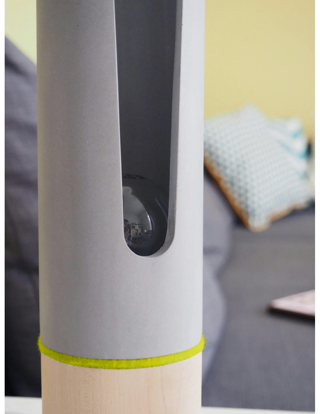 MONSIEUR - Lampe à poser en bois et béton, anneau feutrine jaune