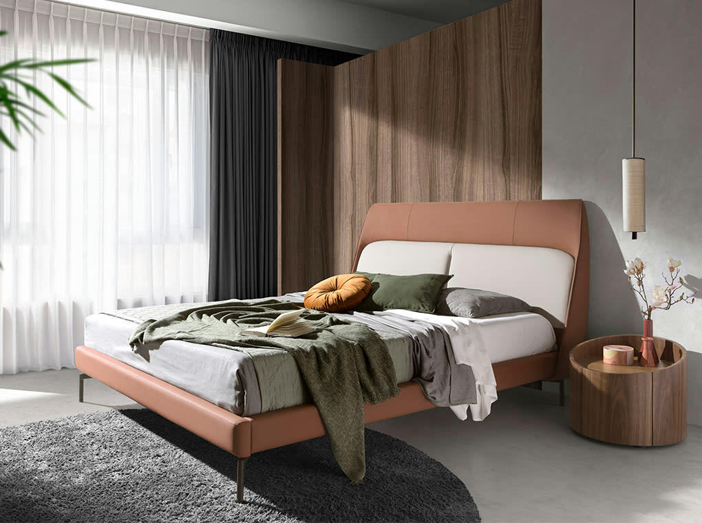 - Lit rembourré en crôute de cuir brun et gris 190 x 219 x 116 cm.