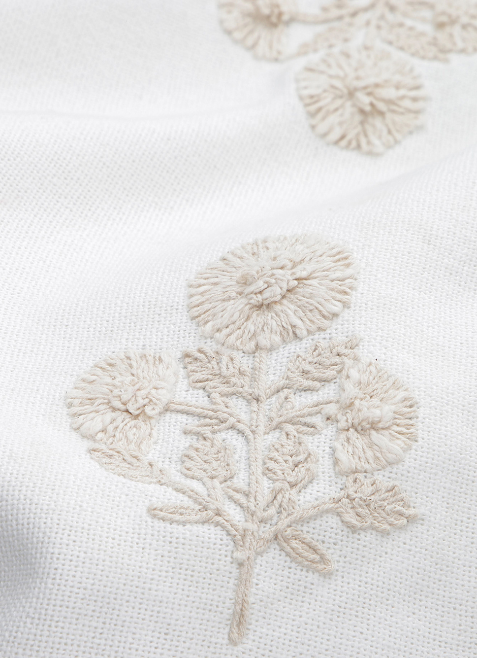 COUSSIN TEXTURÉ AVEC BRODERIE FLORALE TON SUR TON ECRU