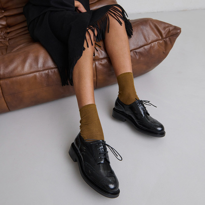Derbies ajouréesen cuir glacé noir | DUERMO