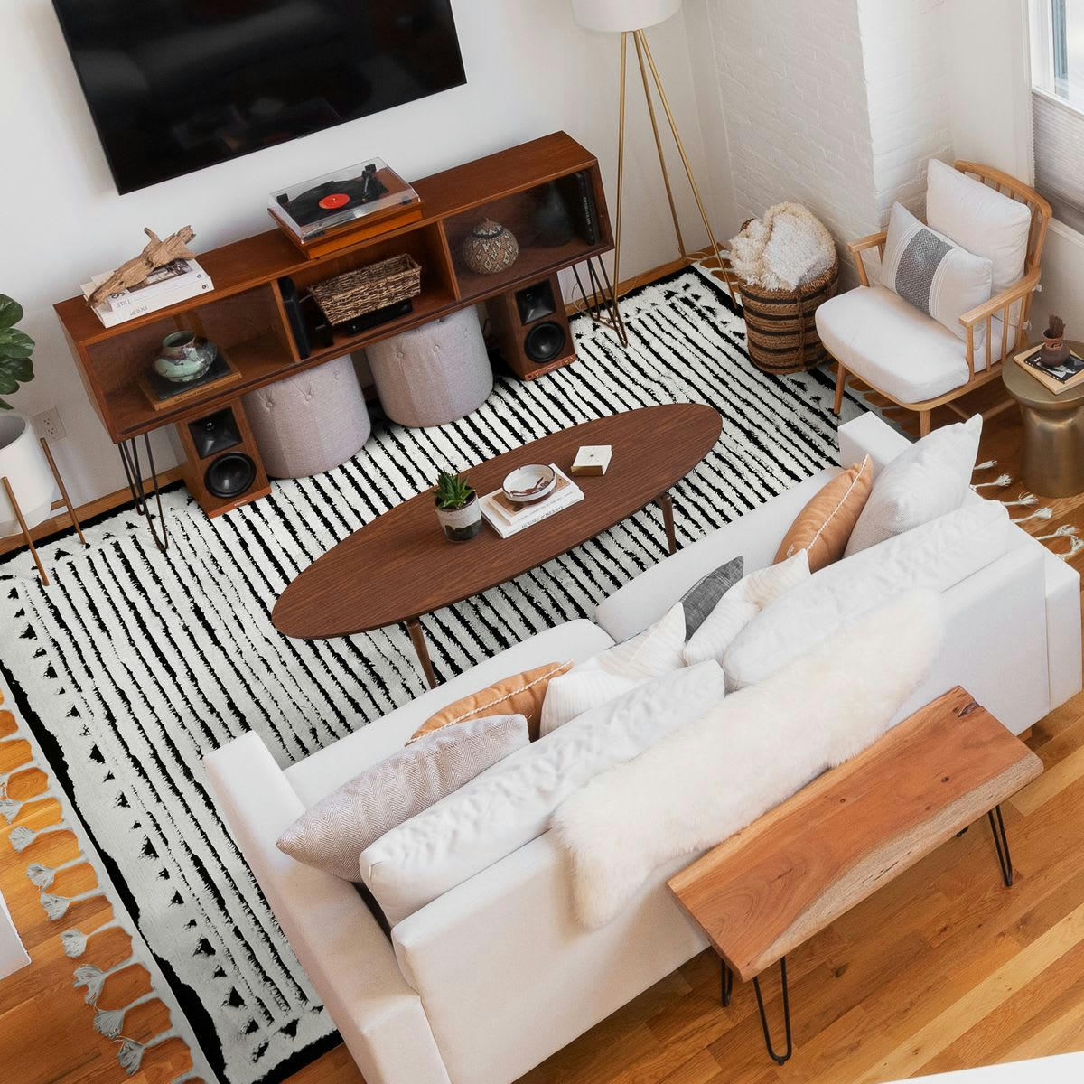 GRAPHICA - Tapis effet relief motifs traits blanc noir 160x230