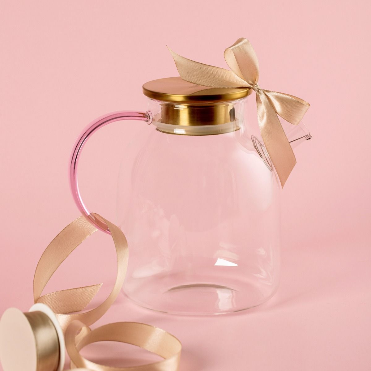 Dzbanek KUBBE z różowym uchem i złotym wieczkiem 1,8 l