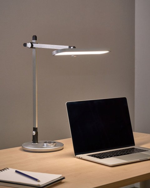 Lampka biurkowa LED ruchome ramie ze ściemniaczem srebrna