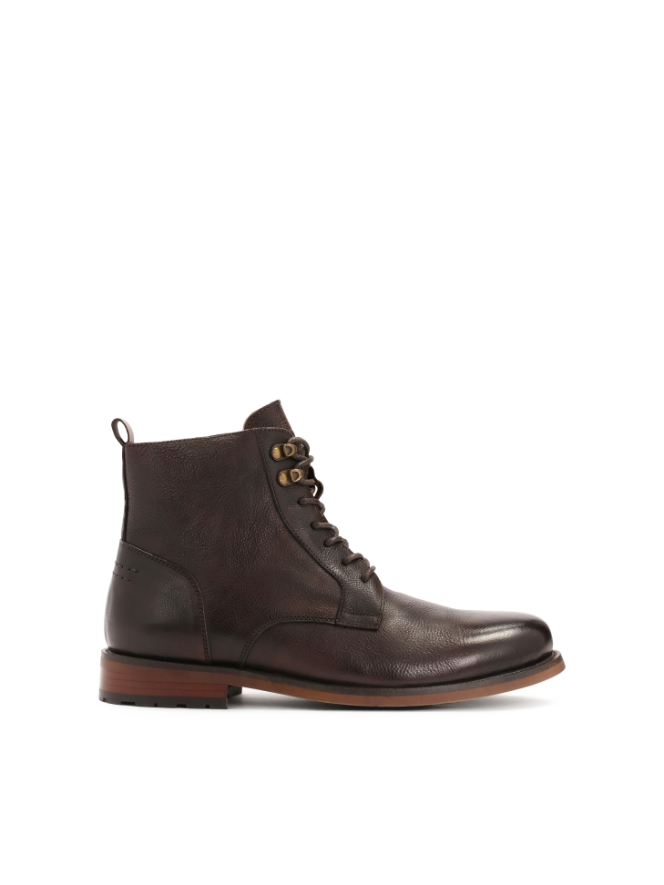 Brown boots in an elegant style