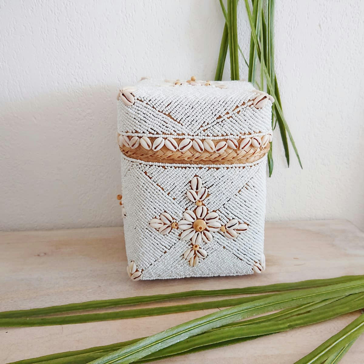 TUTTY - Boîte en bambou, perles et coquillages, blanc H23 x L17cm