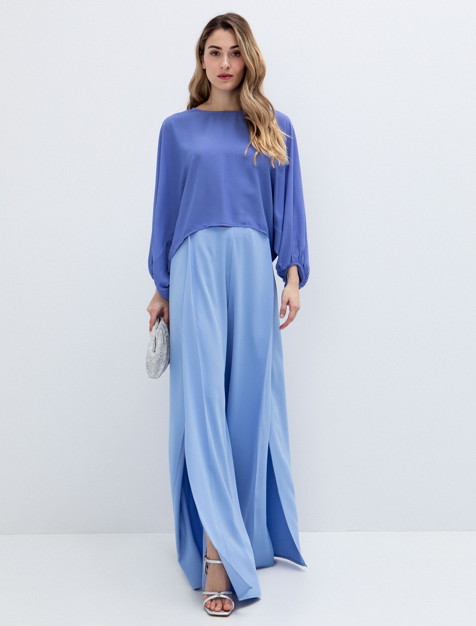 Ασύμμετρη μπλούζα σε ριχτή γραμμή