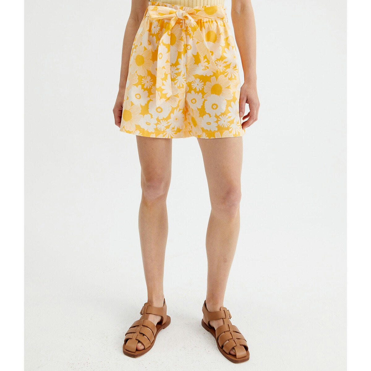 Short imprimé floral avec ceinture