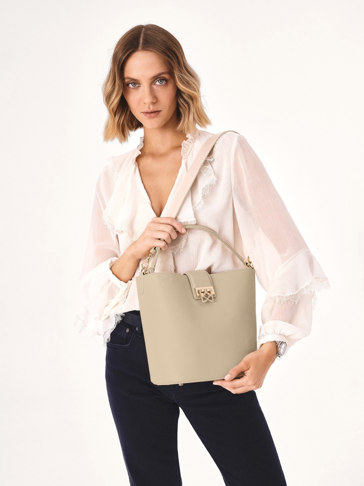 Cream handbag with quilted bottom and two straps