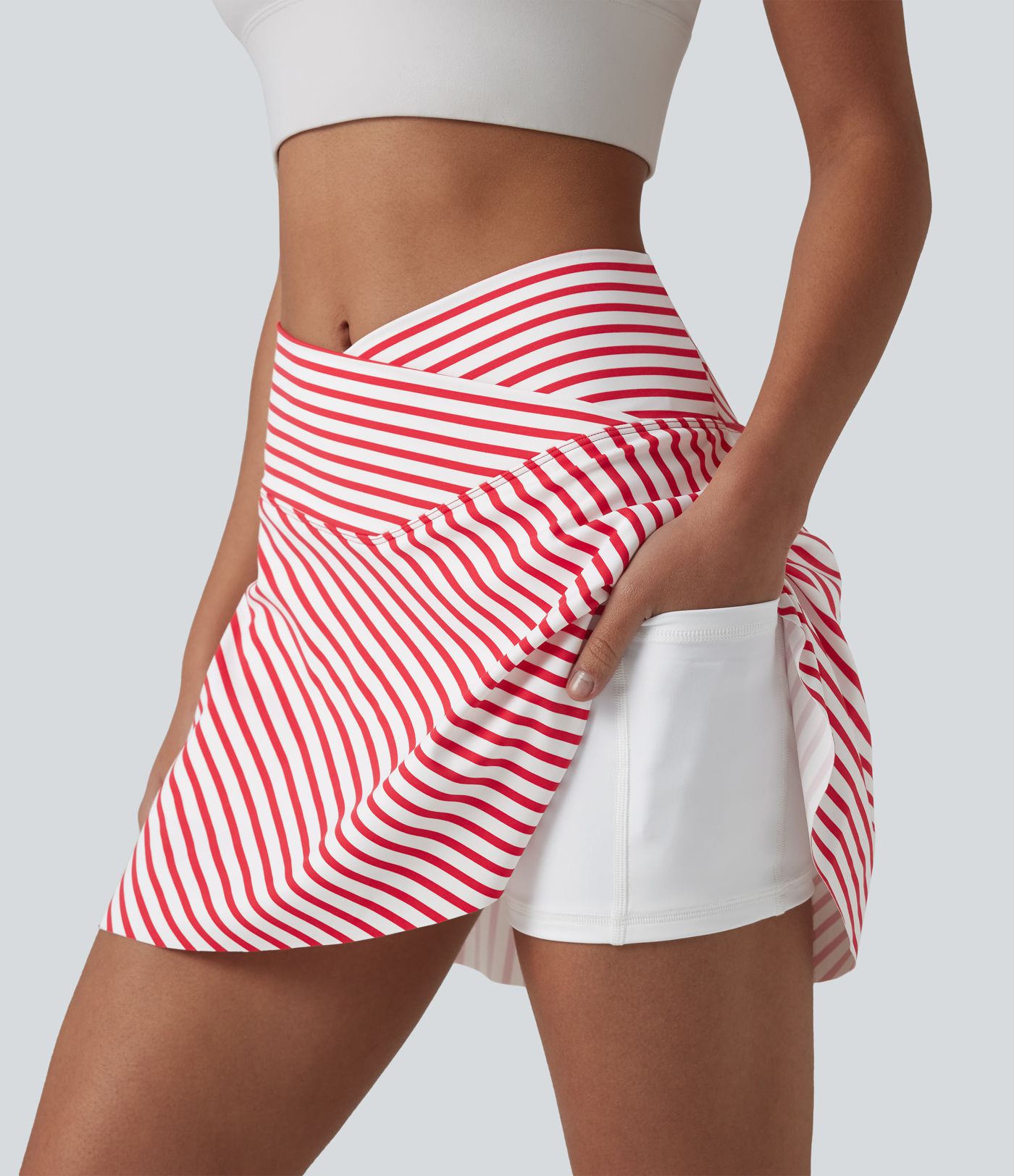 Jupe de tennis mini 2 en 1 à rayures, taille haute croisée, ourlet arrondi et poches