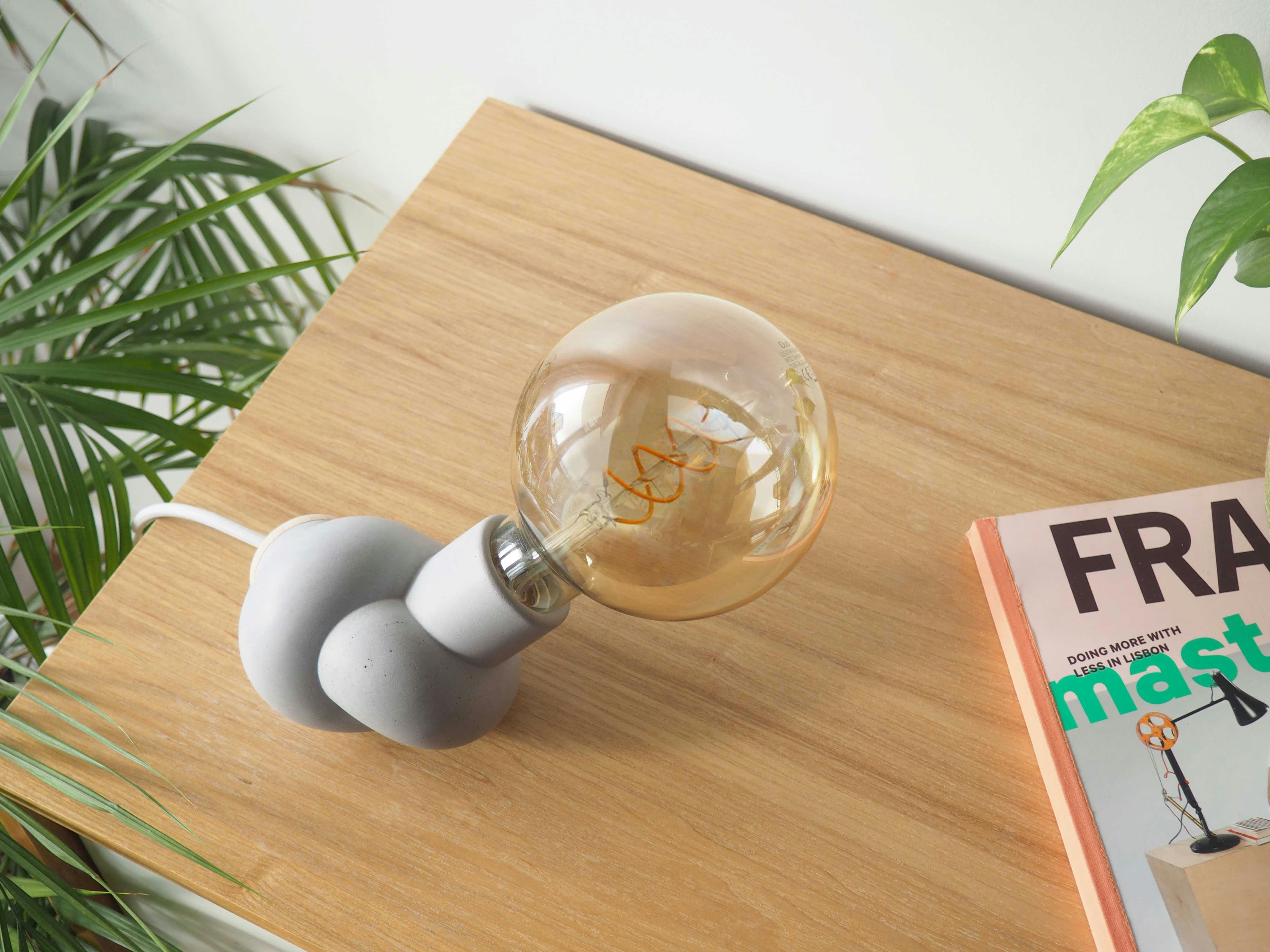 NOEUD - Lampe à poser en béton et bois cordon blanc ampoule LED edison