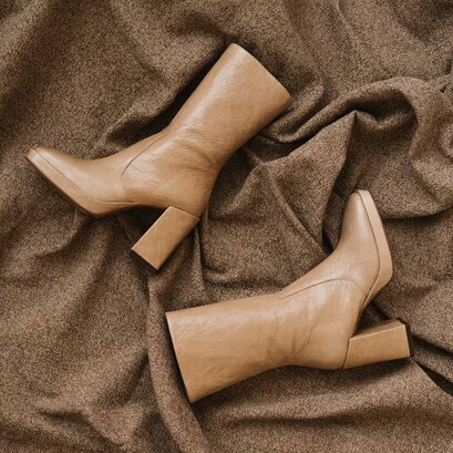 Boots à talonsen cuir brillant beige | DETH