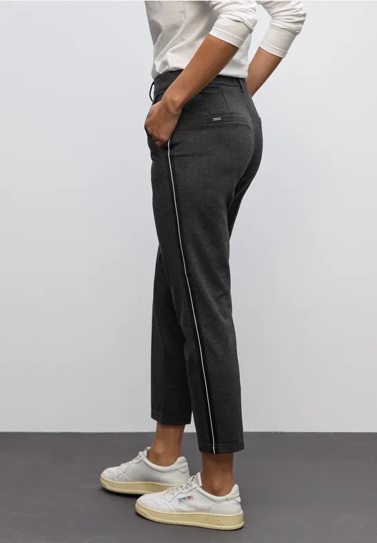 Chino mit Tapedetails