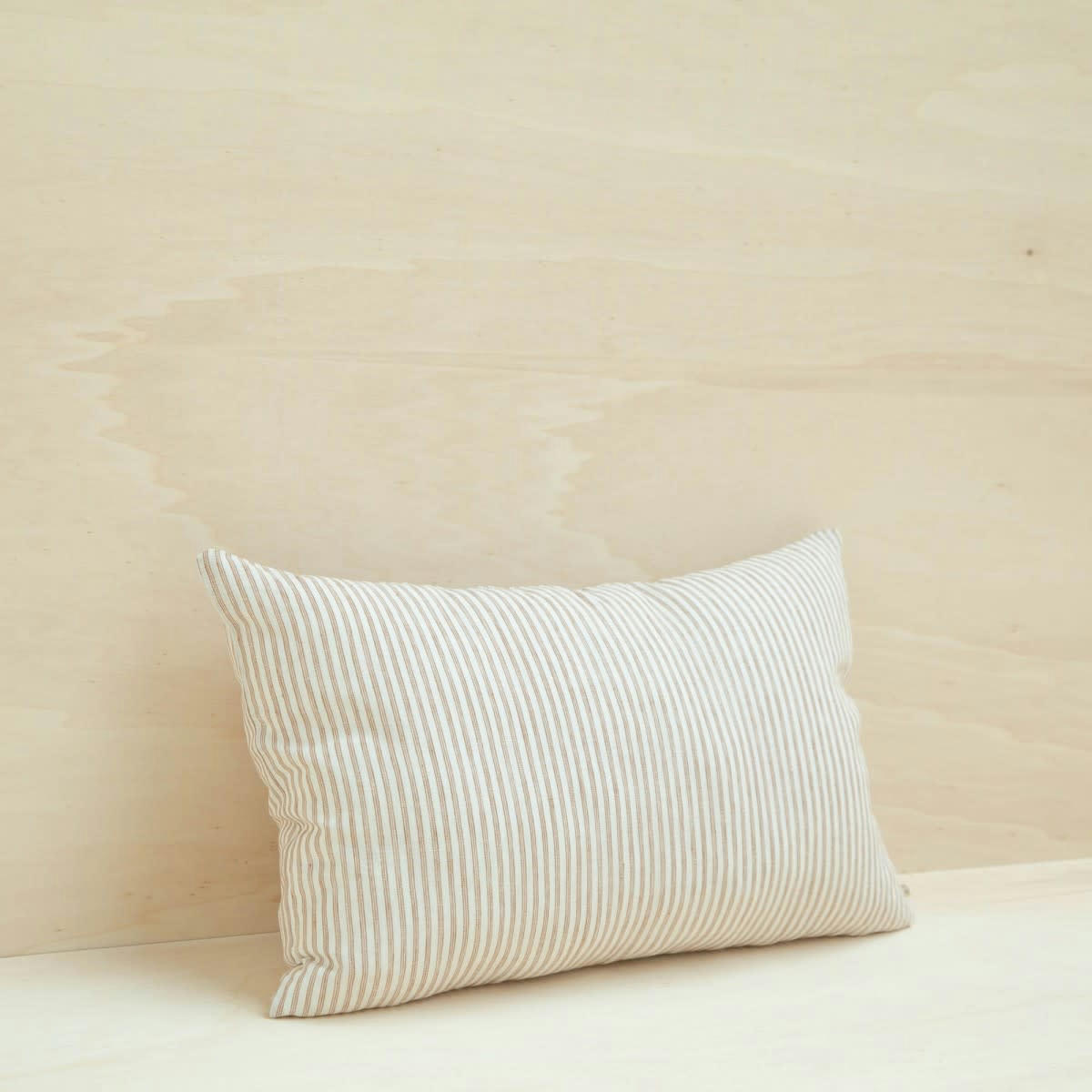 LA CABANE - Housse de coussin en lin lavé fines rayures beige/blanc 40x65