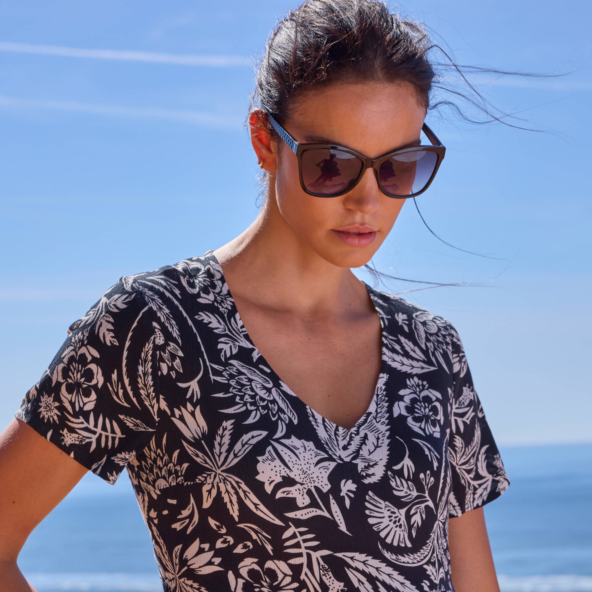 Robe col V courte imprimée, crépon