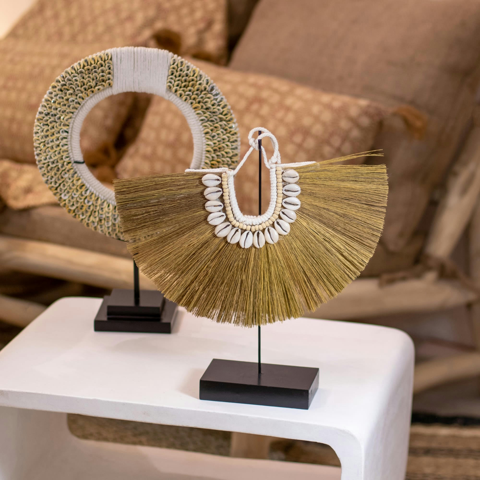 KIM - Collier en fibres végétales et coquillages sur socle en métal