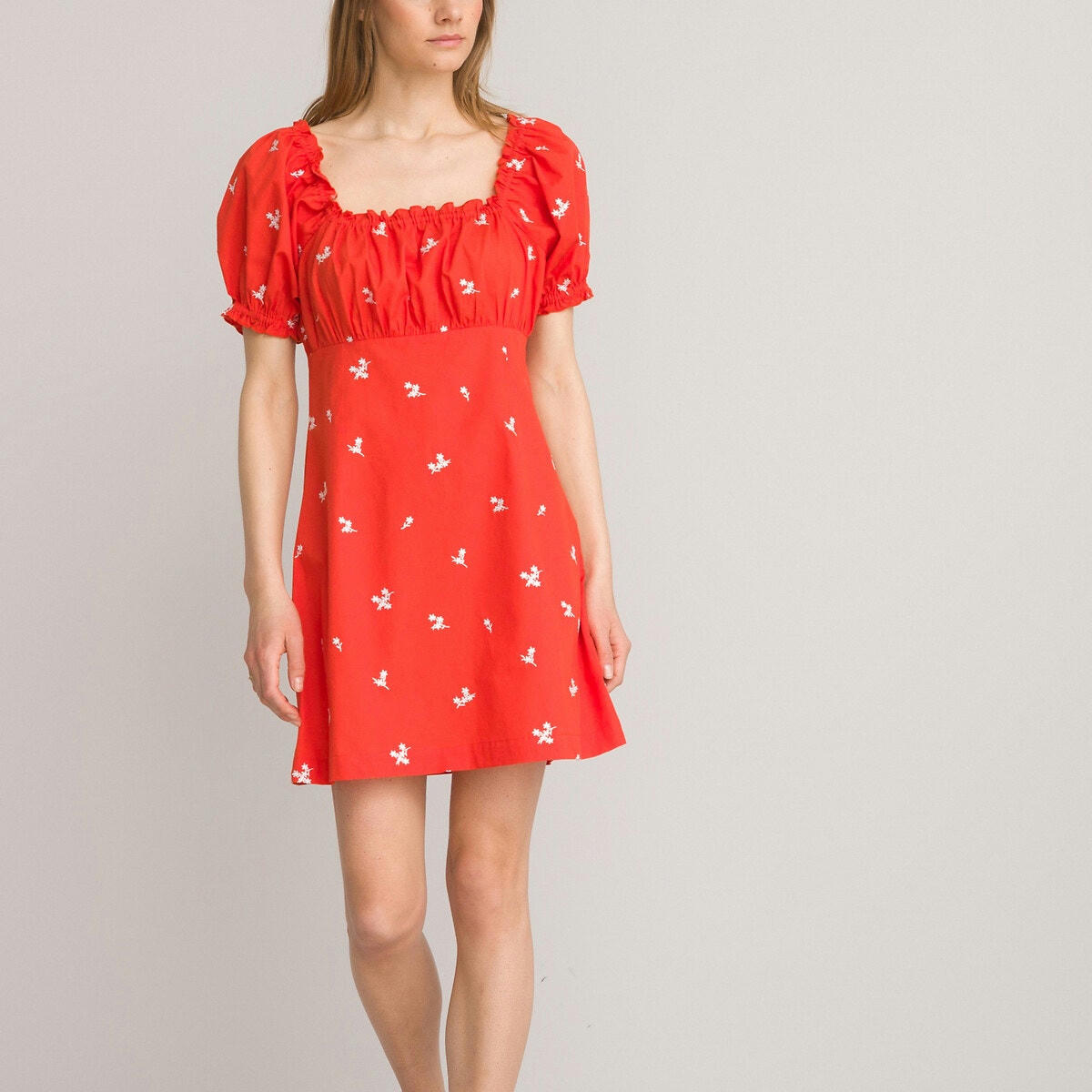 Robe courte col carré, détails fleurs brodées