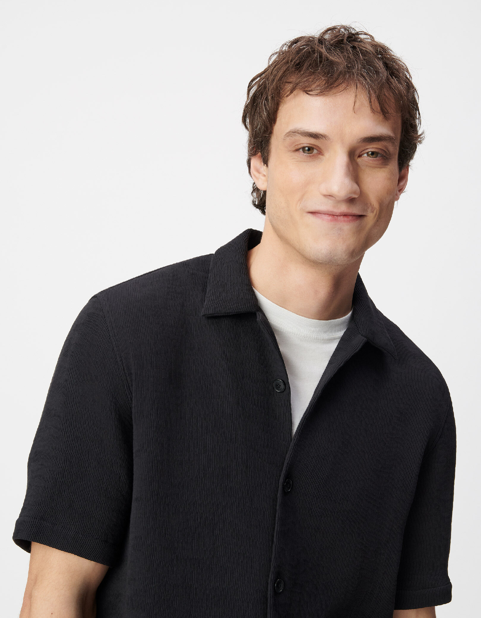 Chemise manches courtes noire tissu plissé Homme