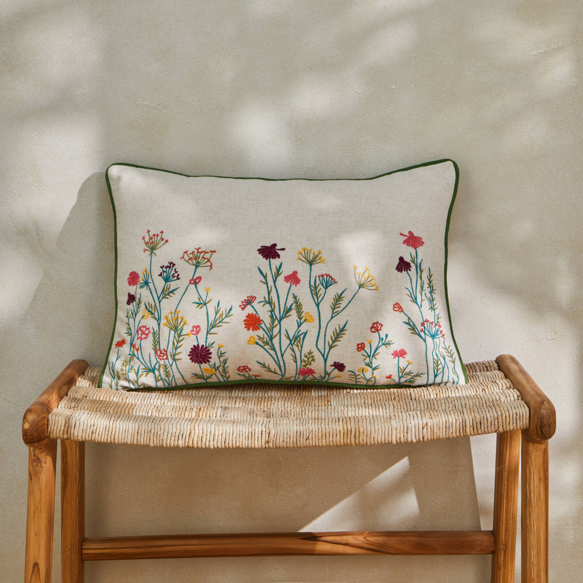 Coussin rectangulaire coton lin broderie fleurie