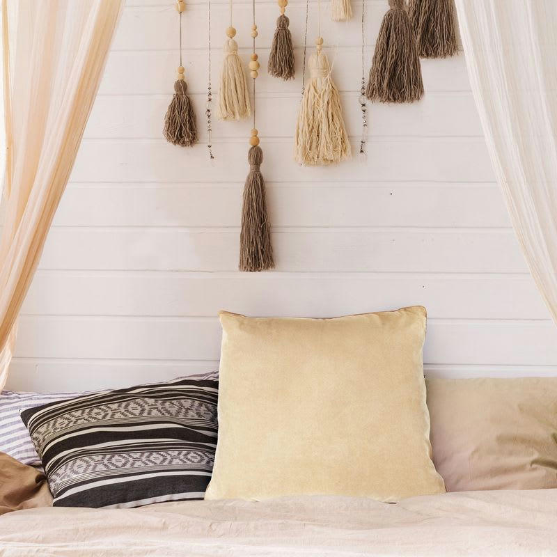 SUEDEN - Coussin de sol en suédine rose nude 70x70