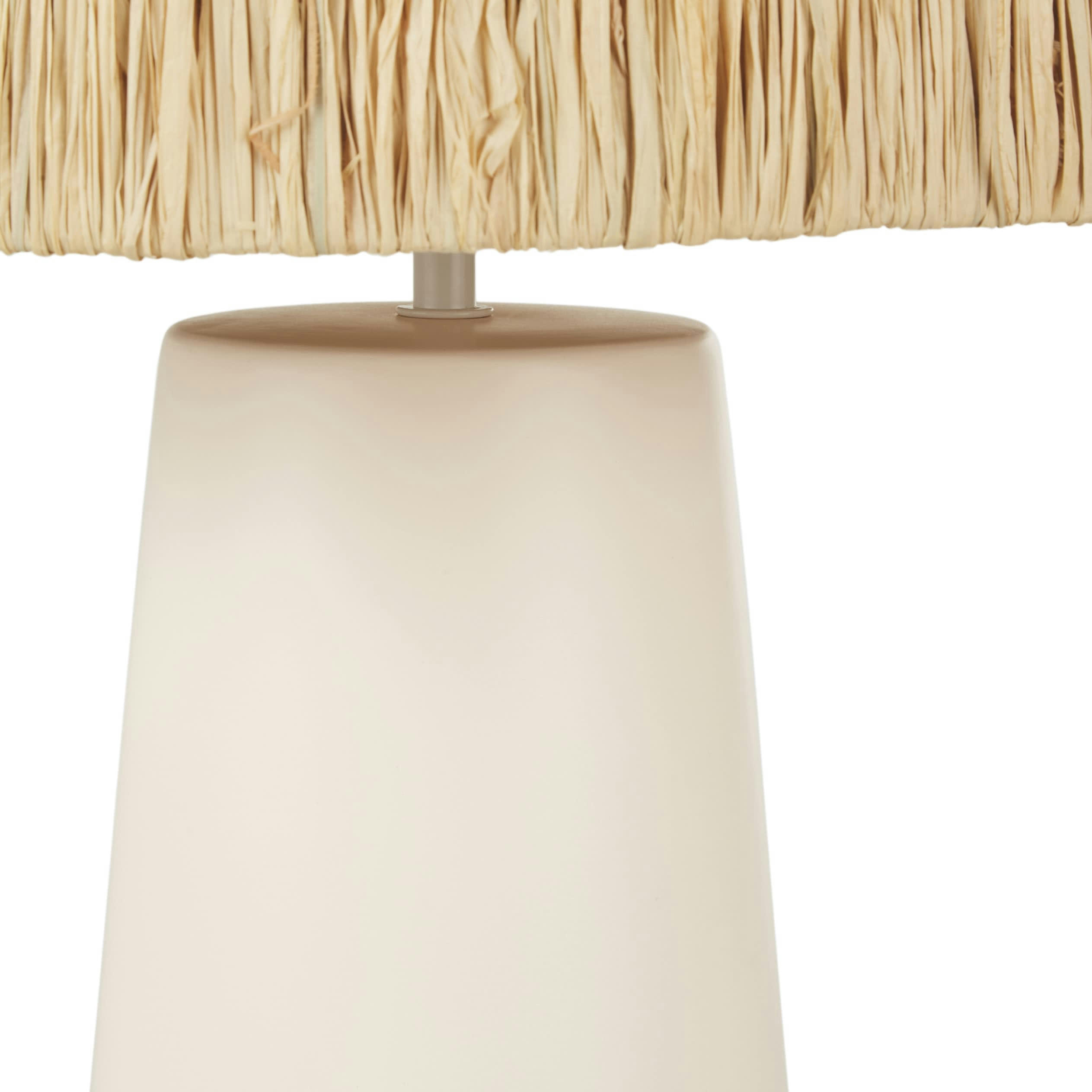 - Lampe en céramique blanche et abat-jour en raphia tressé