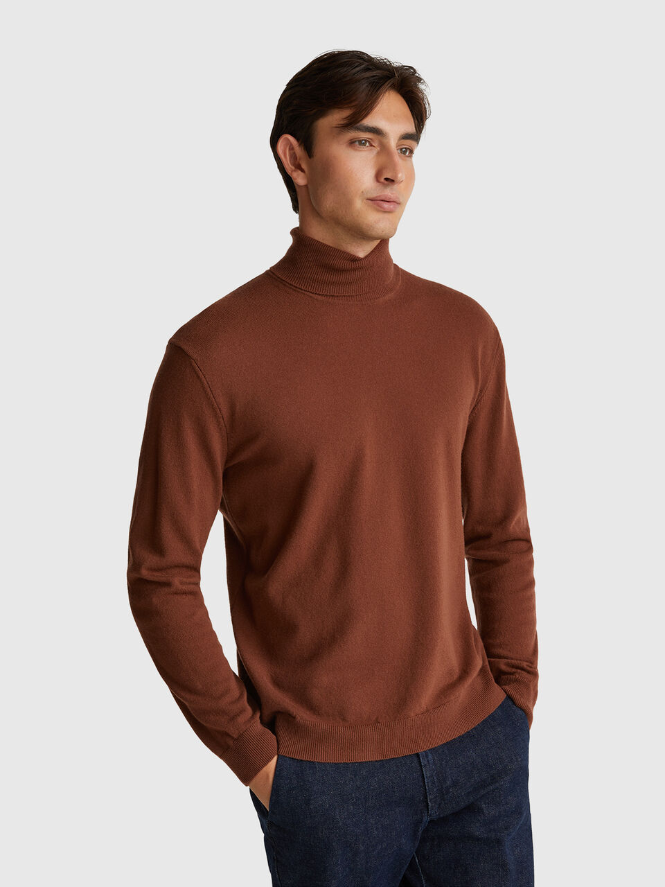 Dark brown turtleneck in pure Merino wool
