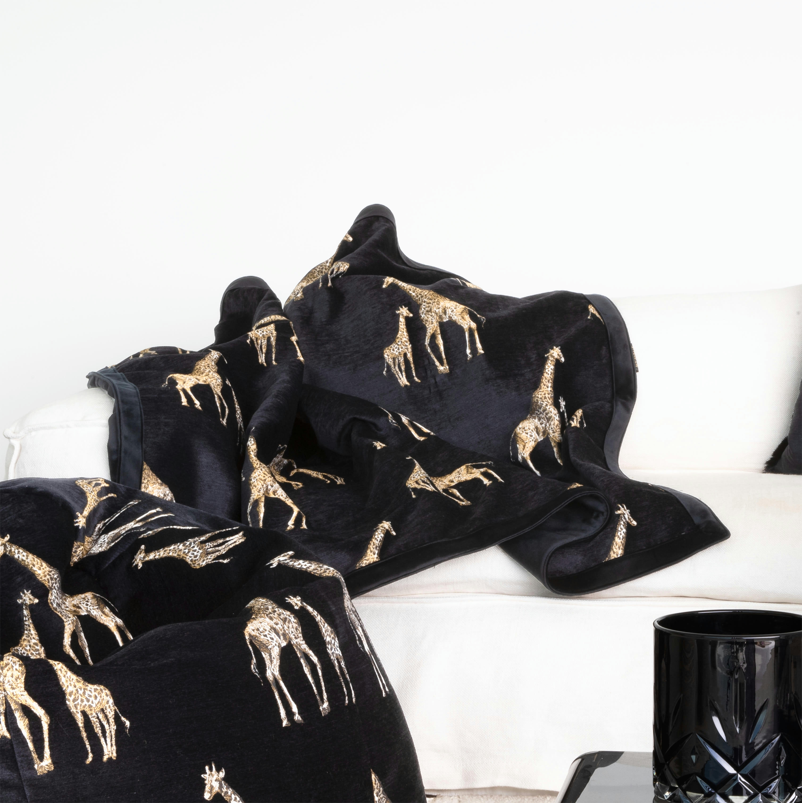 - Plaid en velours noir avec girafes brodées