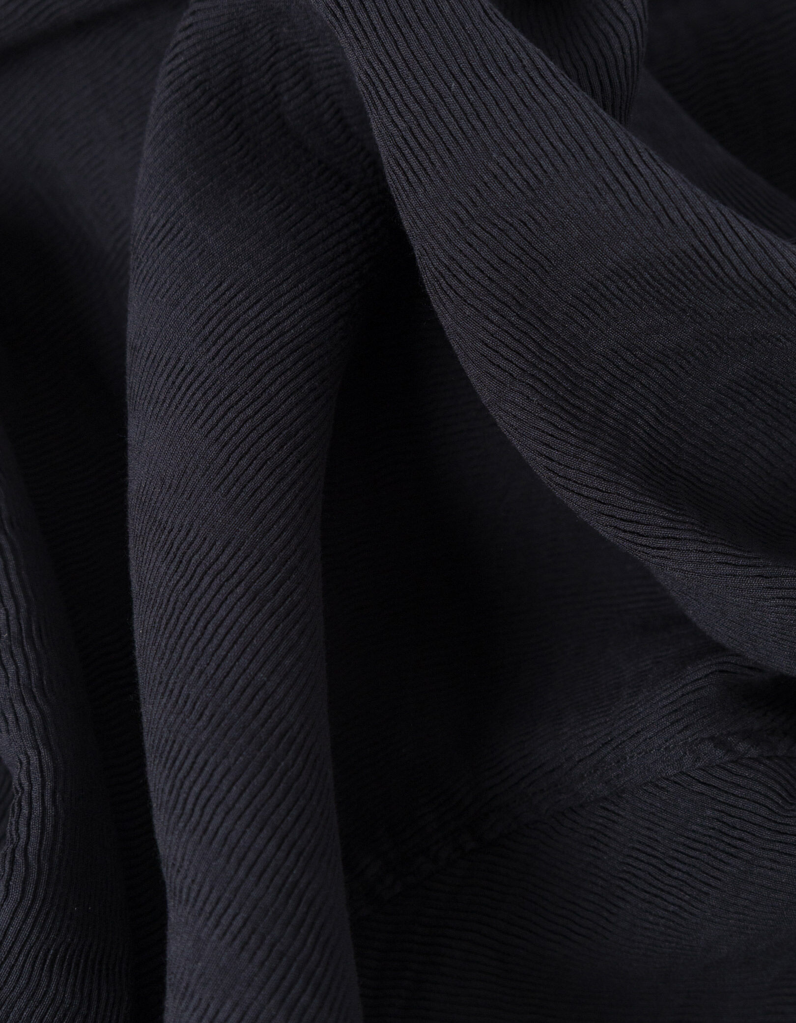 Chemise manches courtes noire tissu plissé Homme