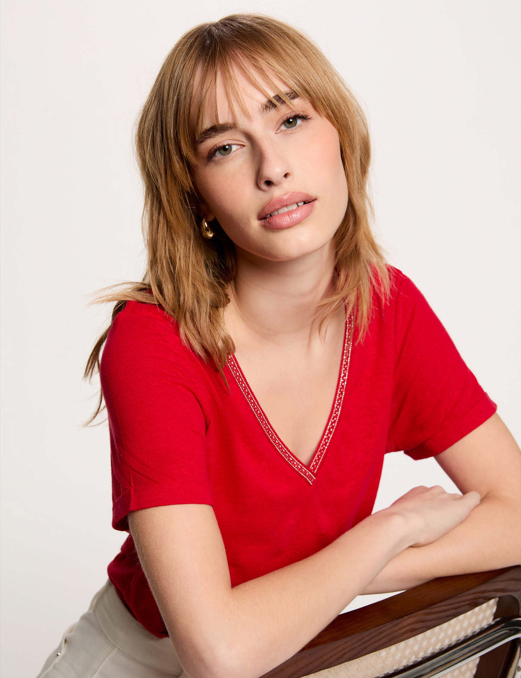 Pearl-Embellished V-Neck T-Shirt Red Women