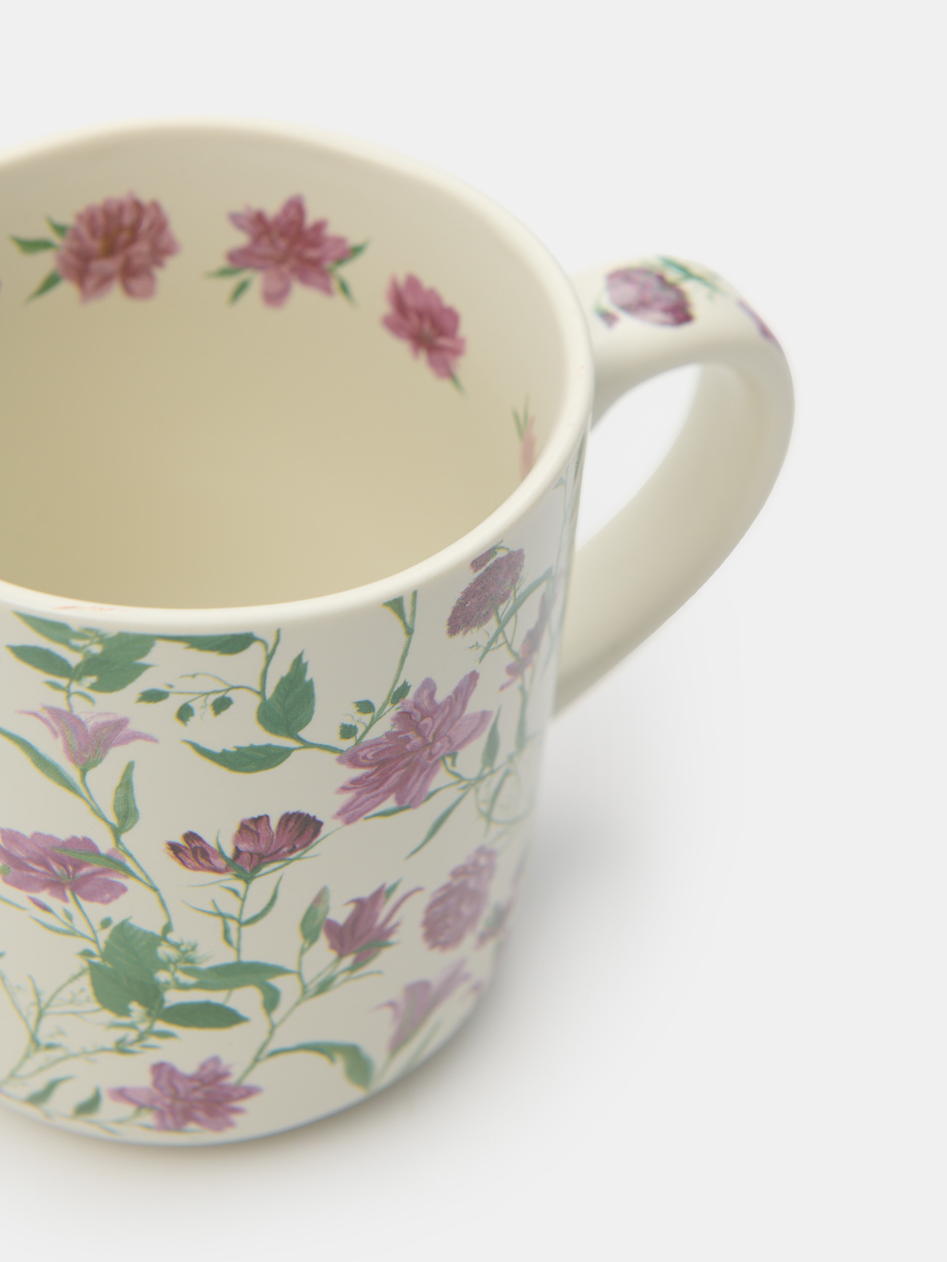 Ceramiczny kubek z motywem kwiatowym