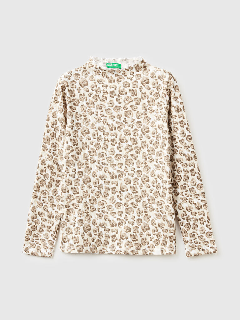 Beige turtleneck t-shirt with animal print