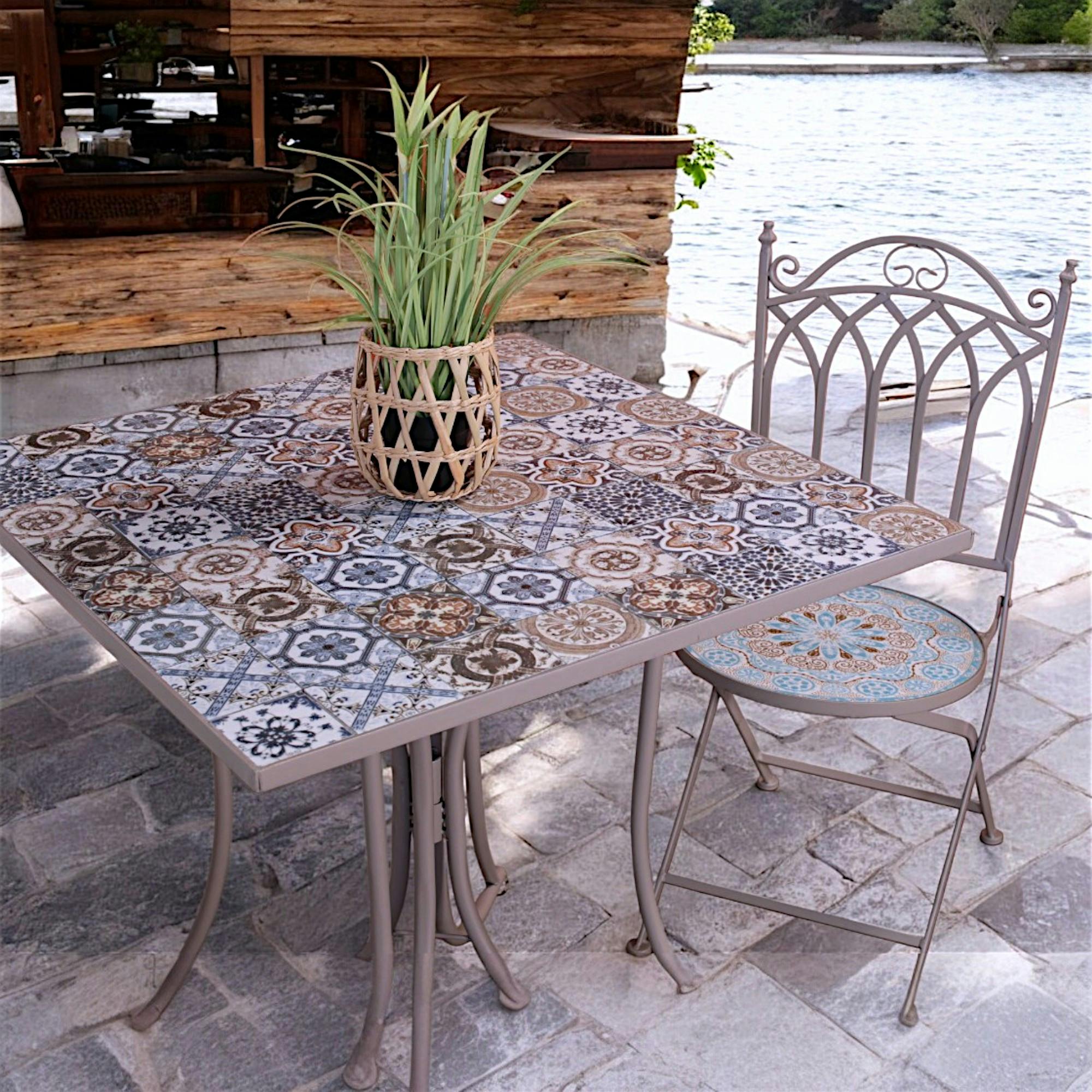Petite table de jardin en mosaïque bleue et taupe (78x78 cm) GRENADE