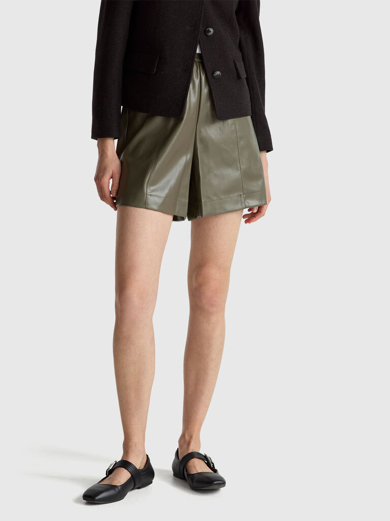 Bermudas in imitation leather