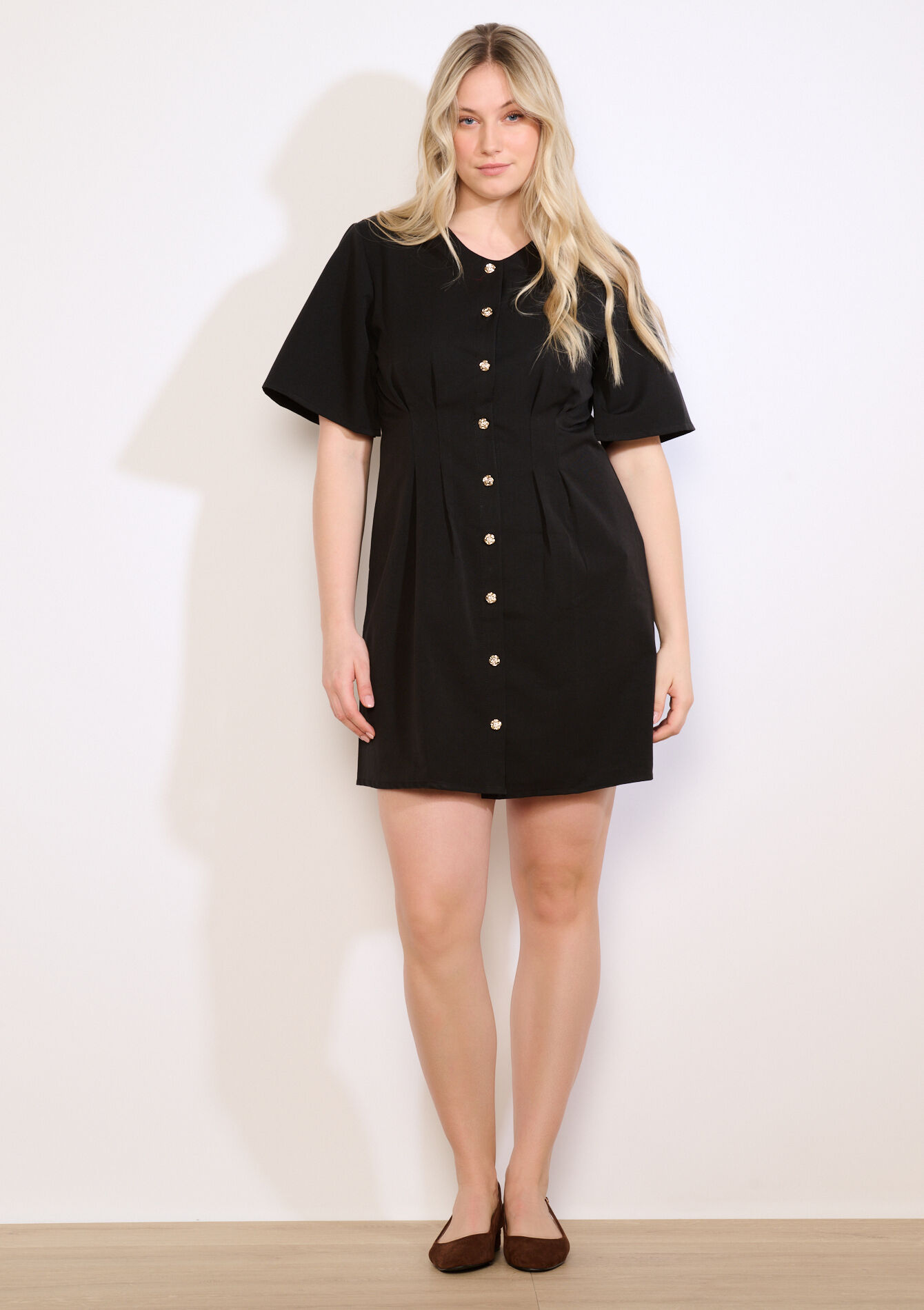 Korte jurk met knopen