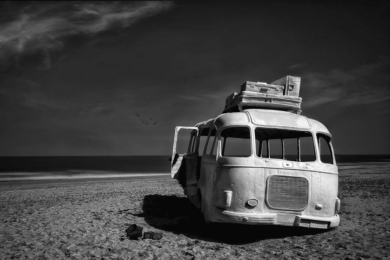 - Tableau beached bus imprimé sur toile 45x30cm