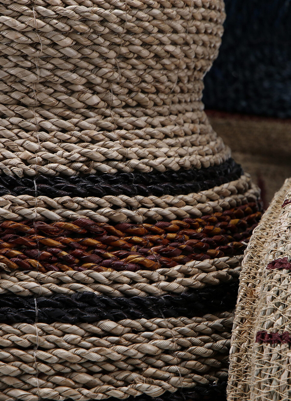 VASE EN FIBRES NATURELLES MÉNIR BEIGE / OCRE