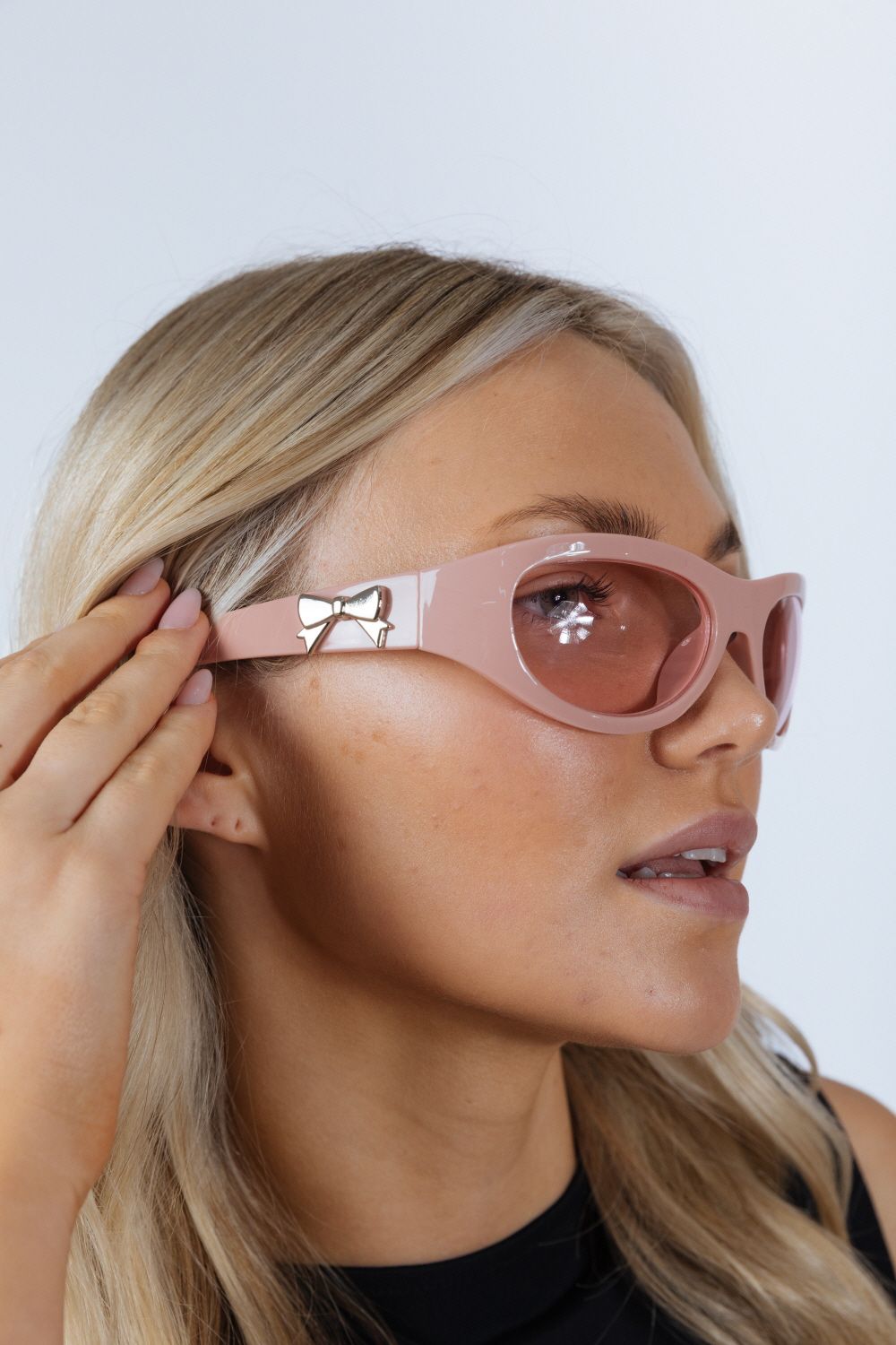 SVNX Wrap Around Racer Bow Sunglasses in Pink