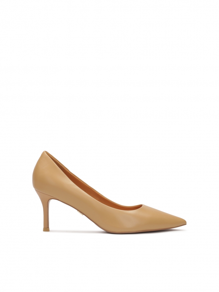 Timeless beige pumps