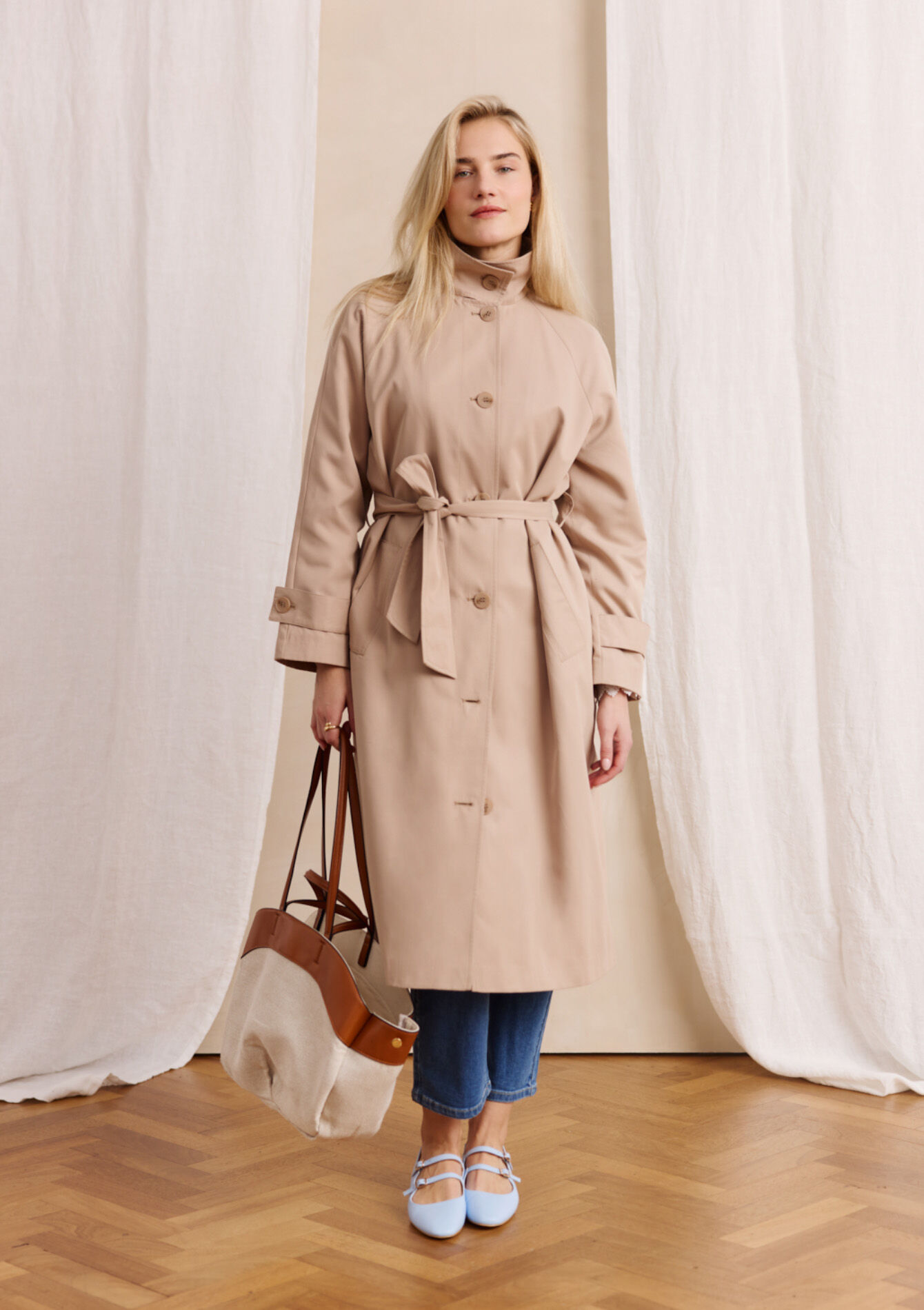 Minimalistische trench met ceintuur