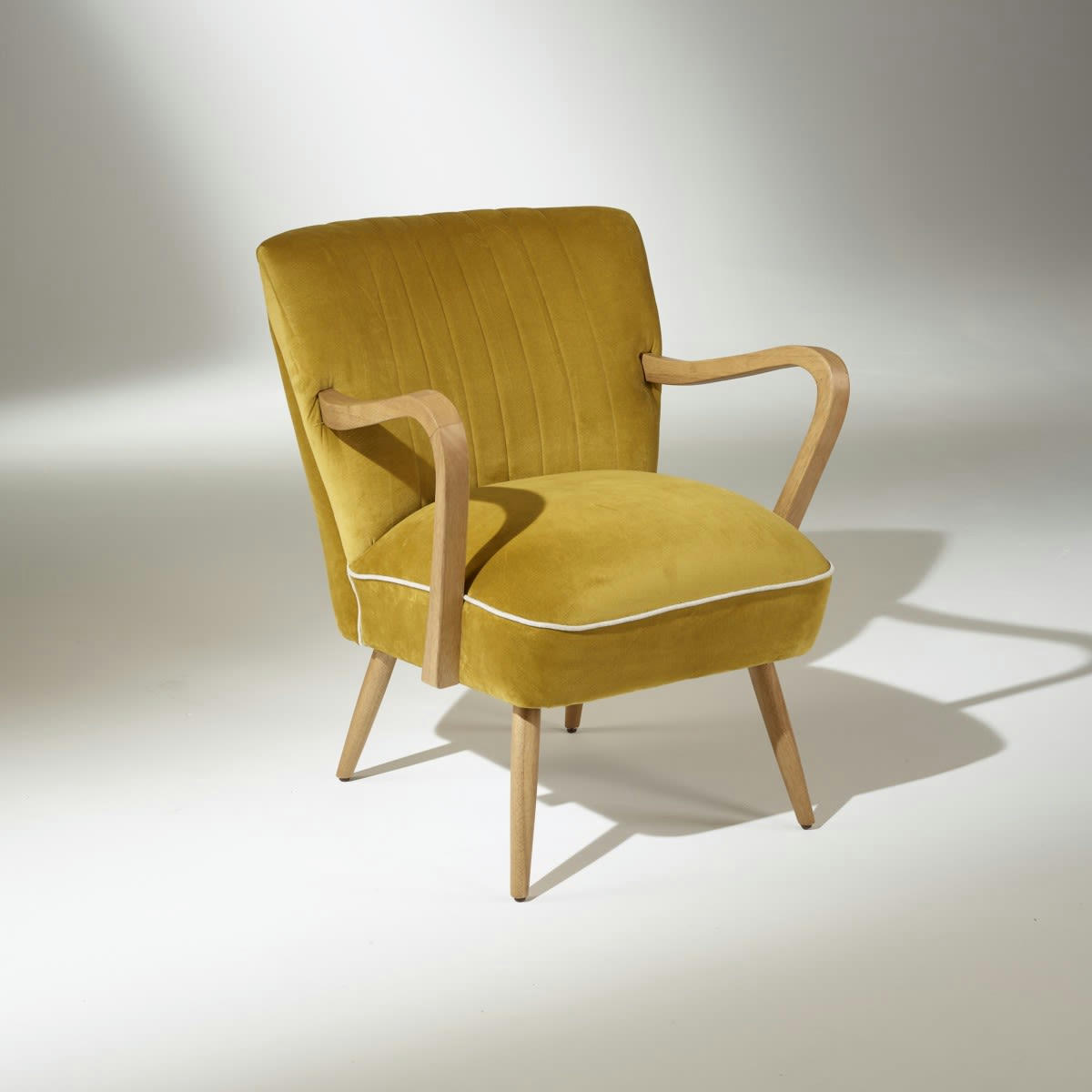 SIXTY - Fauteuil vintage à accoudoirs en chêne et velours jaune moutarde