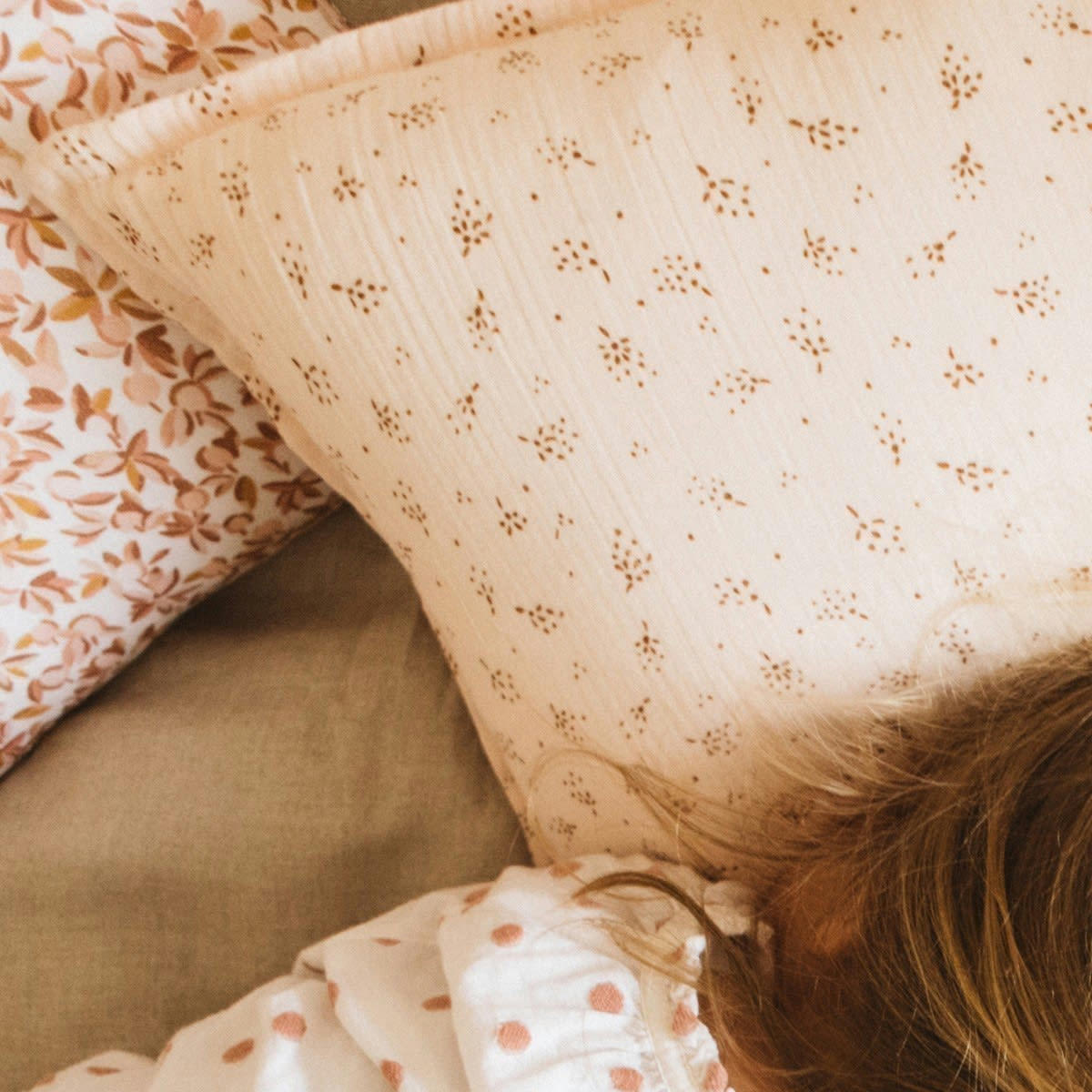 GREEN & KIDS - Coussin en gaze de coton bio à motifs rose clair 30x50