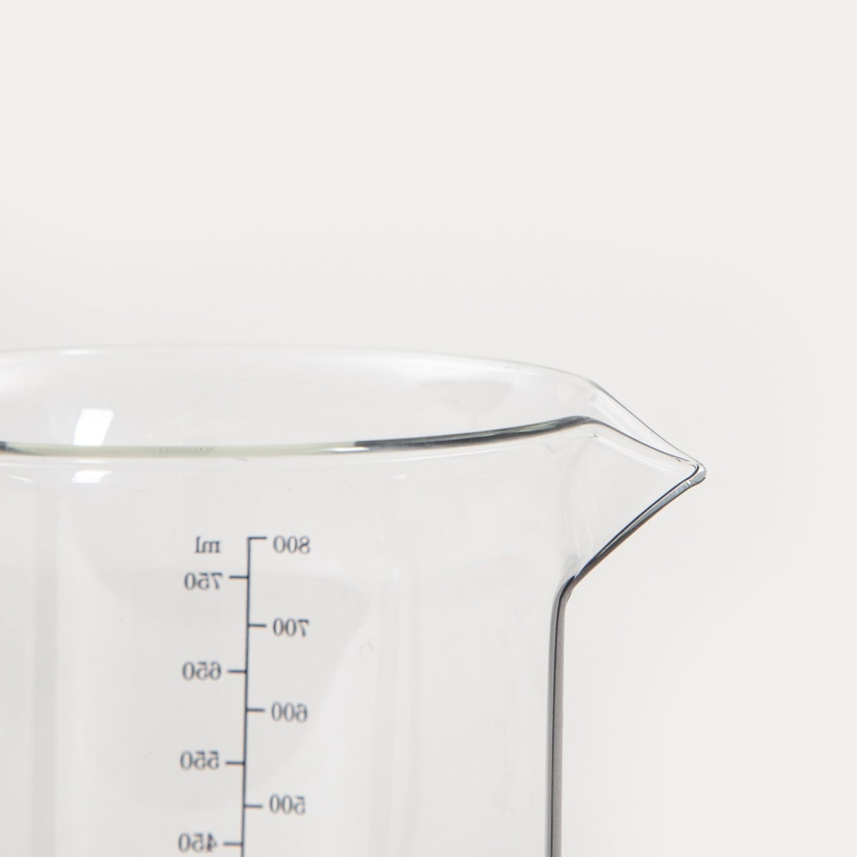 Miarka MAVIS szklana transparentna 0,8 l