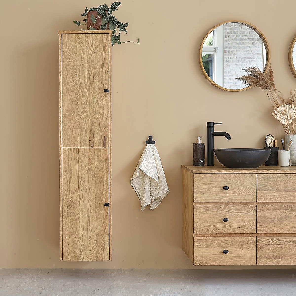 MILAN - Colonne en chêne massif suspendue