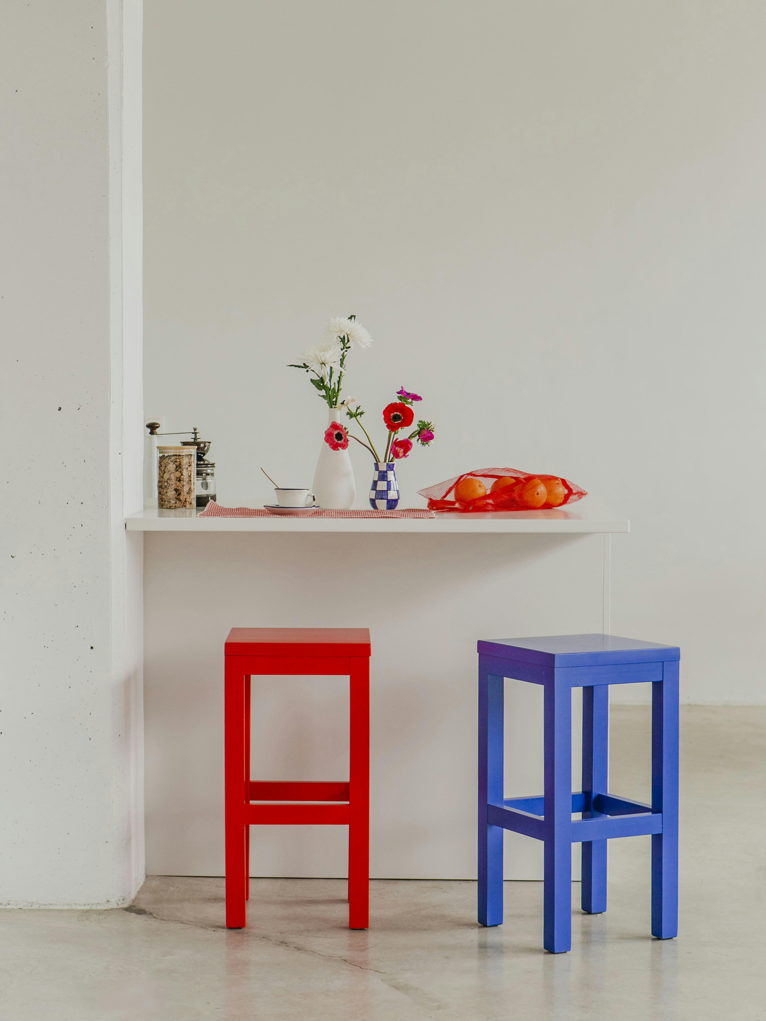 BLOCKIE-AXEL - Tabouret laqué en pin 65 cm rouge flamme