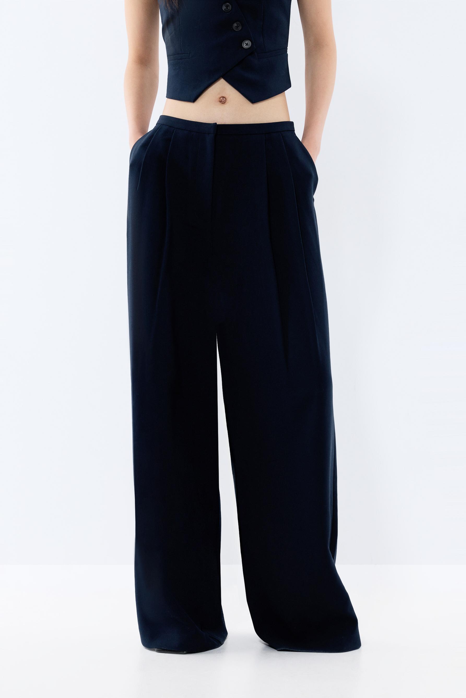 Pantalón recto pliegues