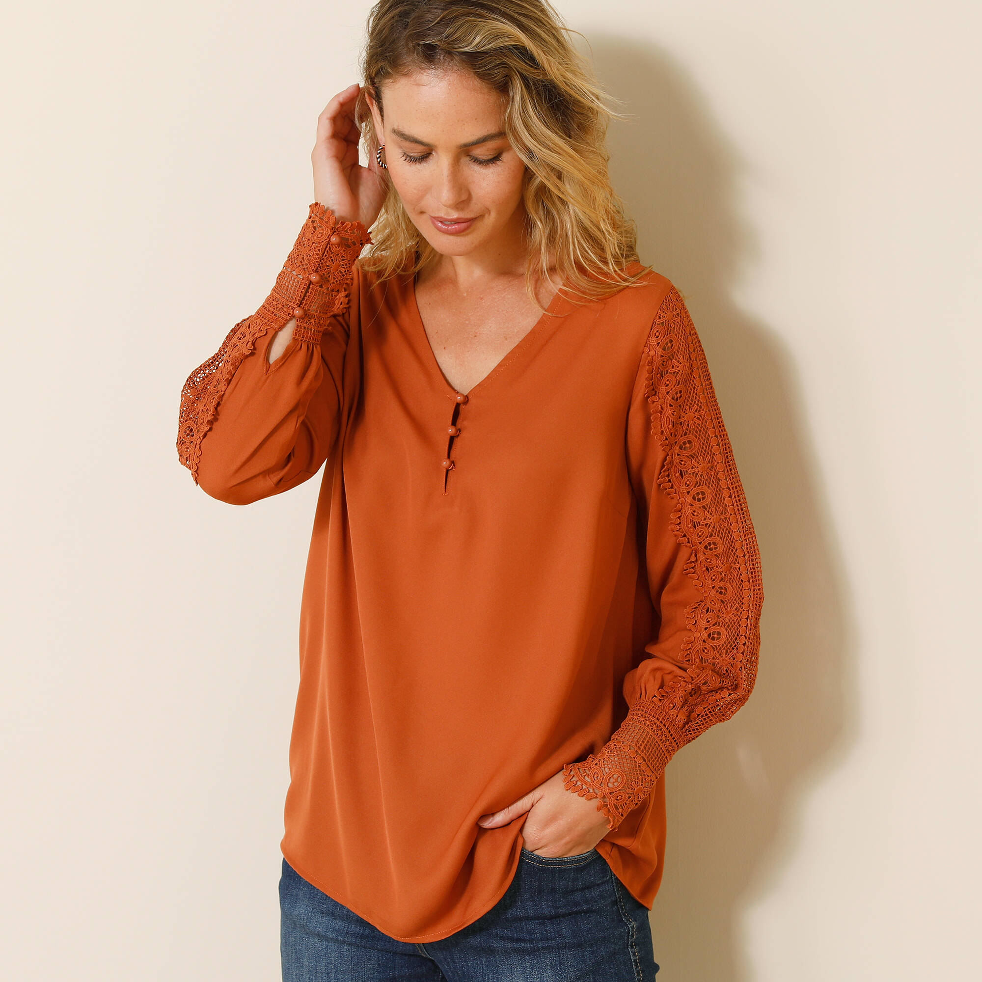 Blouse macramé col V manches longues, cr&ecirc;pe fluide