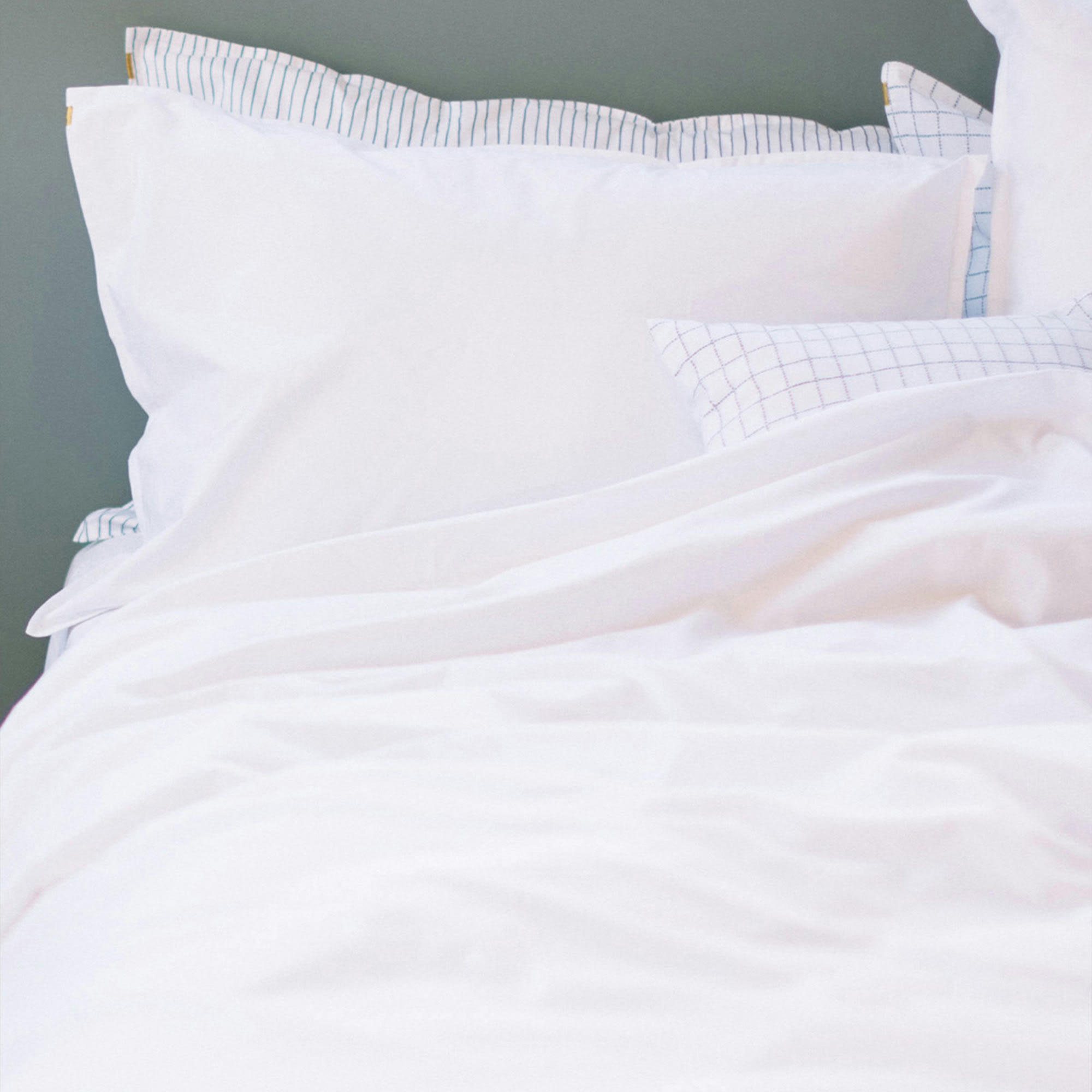 - Taie d'oreiller en percale de coton bio blanc uni 65x65 cm