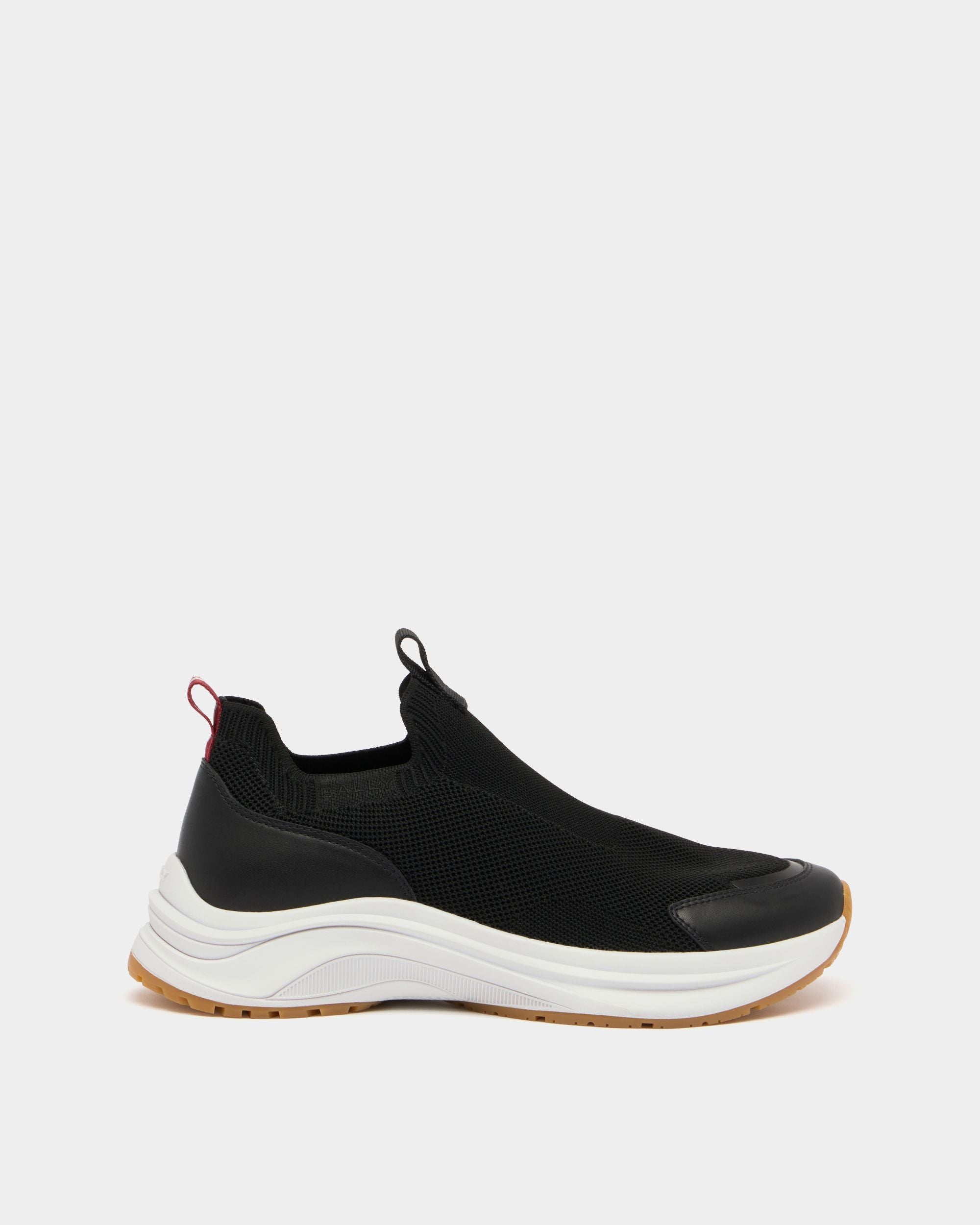Sneaker Woge aus schwarzem Gewebe